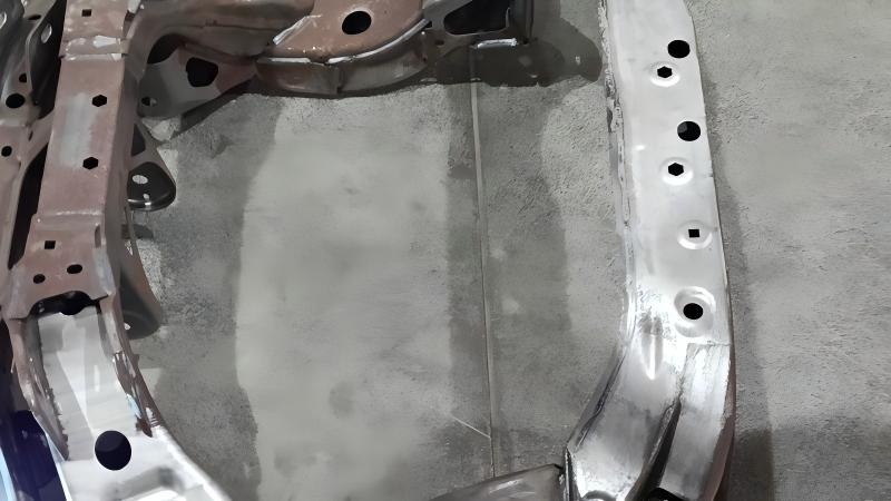 Car chassis bracket cleaning