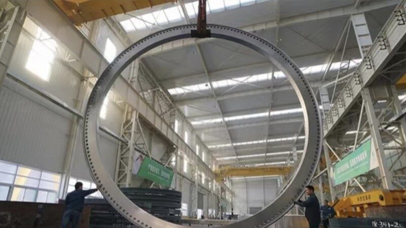 Cleaning of wind turbine tower base