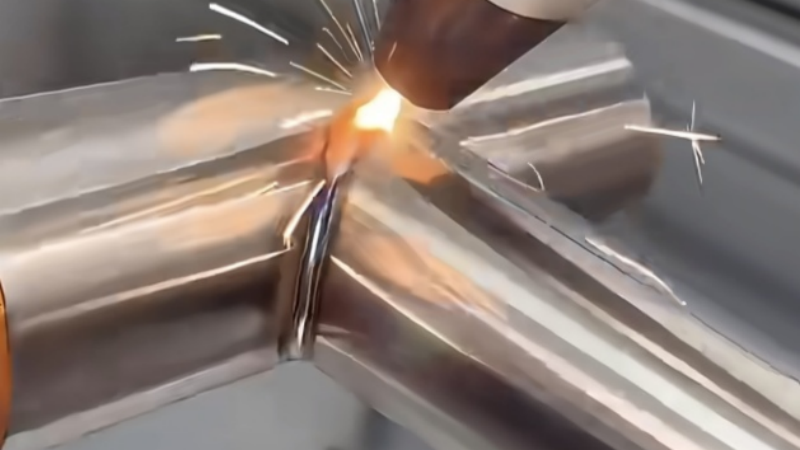 Right angle butt joint for welding stainless steel pipes